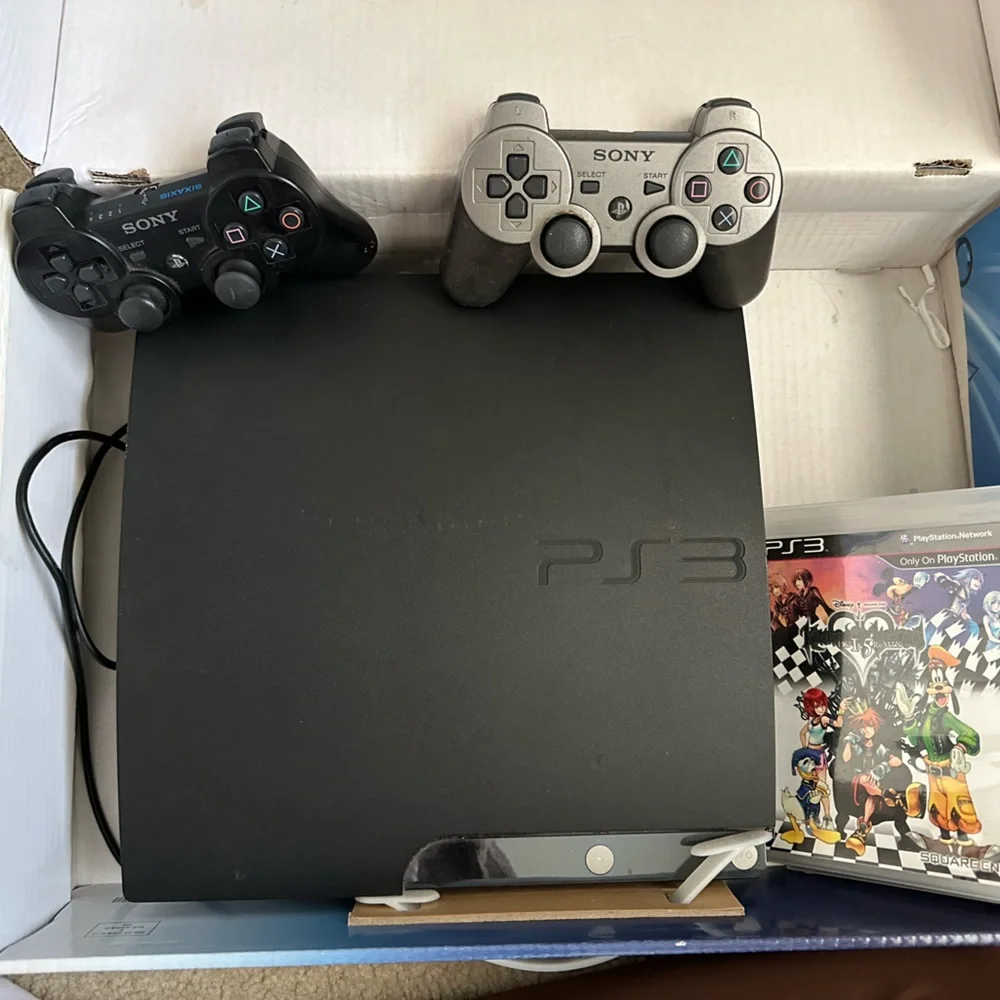 Sony PlayStation PS3 With Two Controllers and Two Kingdom Hearts Games - Picture 3 of 3